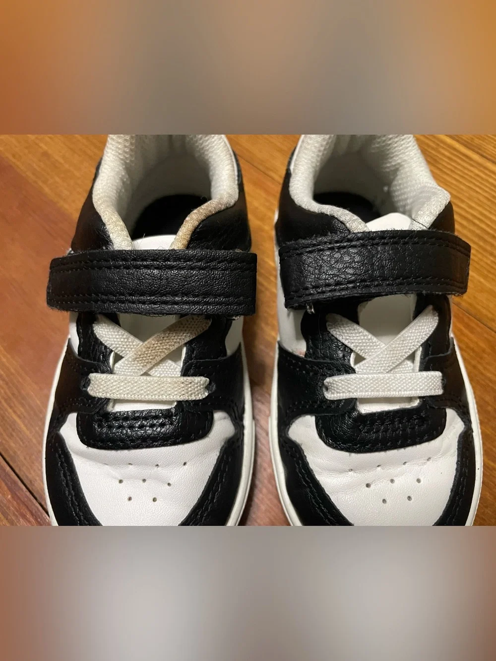 OshKosh B'gosh Black and White Kids Sneakers with Hook-and-Loop Strap Size 6